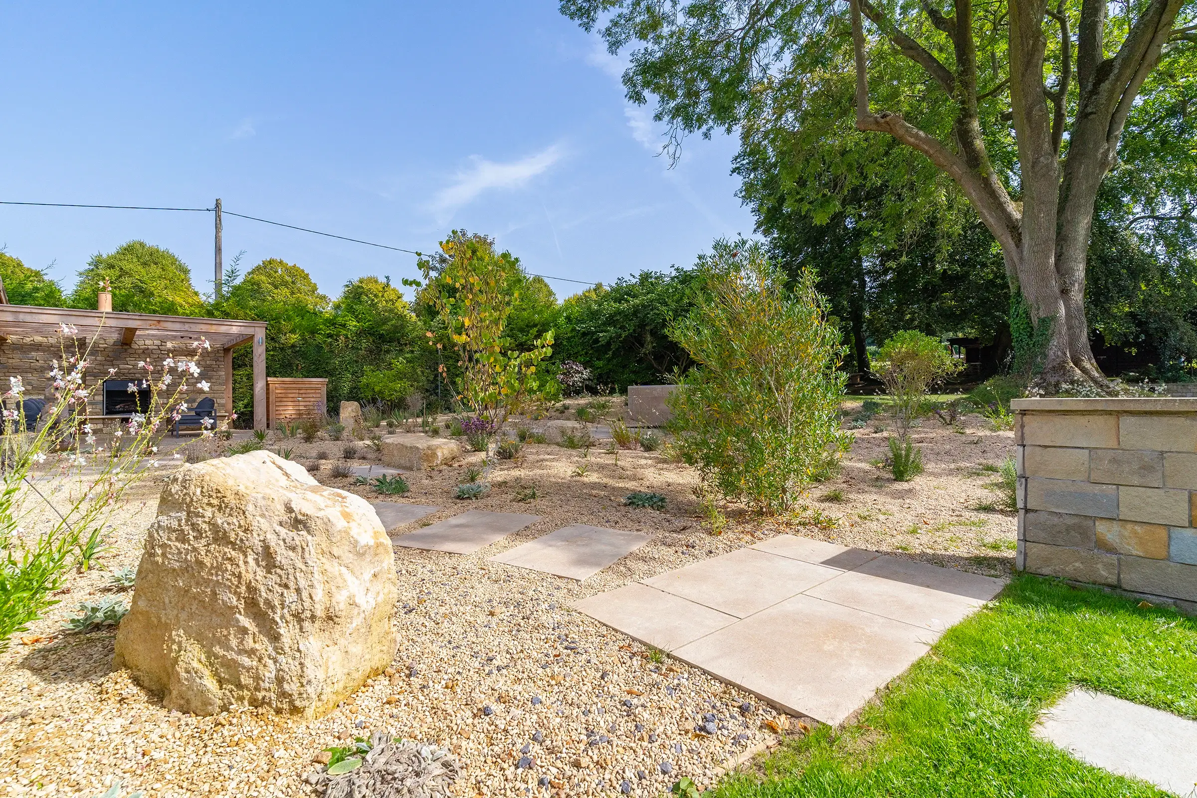 A contemporary gravel garden in Buckinghamshire